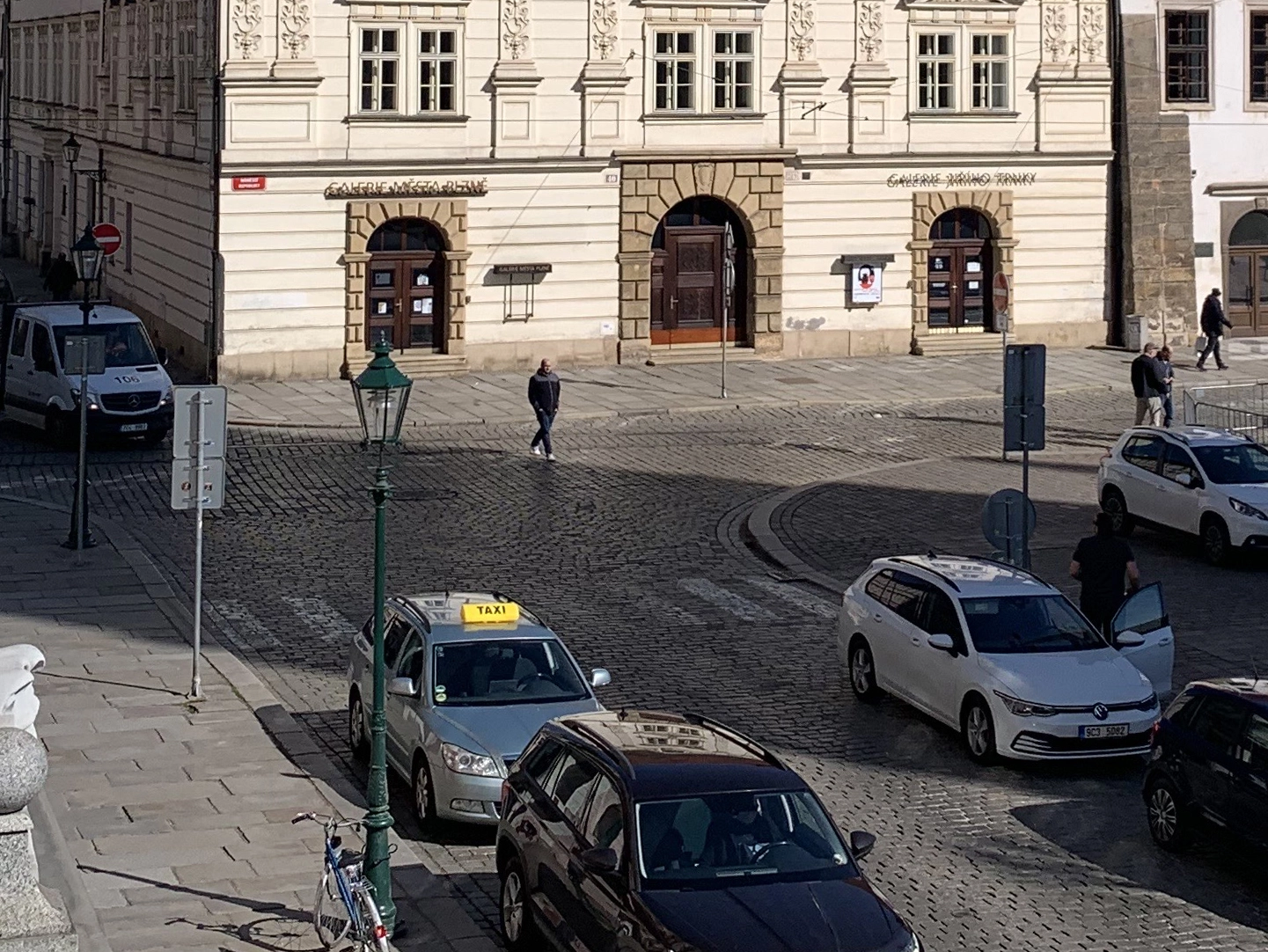 Dnešní roh Dominikánské ulice a náměstí Republiky. V domě na snímku v současnosti sídlí galerie města Plzně. (po)