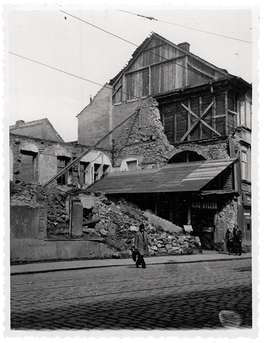 Bývalé kino Hvězda v Pražské ulici. Místo dnes vypadá téměř stejně, jako po zásahu spojeneckou bombou v roce 1945. (před)