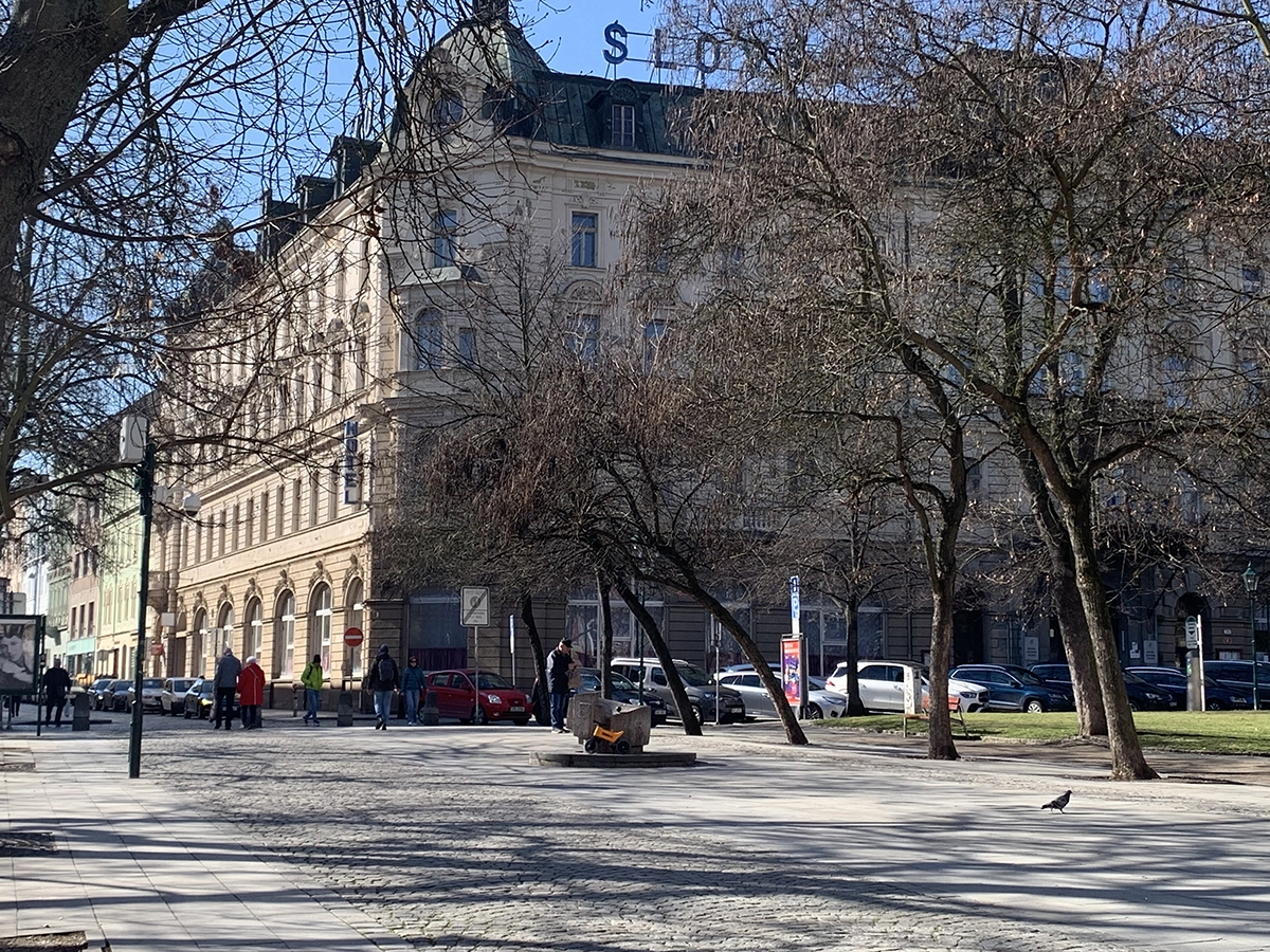 Bývalý grand hotel Smitka, dnešní Slovan. Prostranství sadů a pěší zóna U Branky bylo až do 80. let volně průjezdné pro auta. (po)