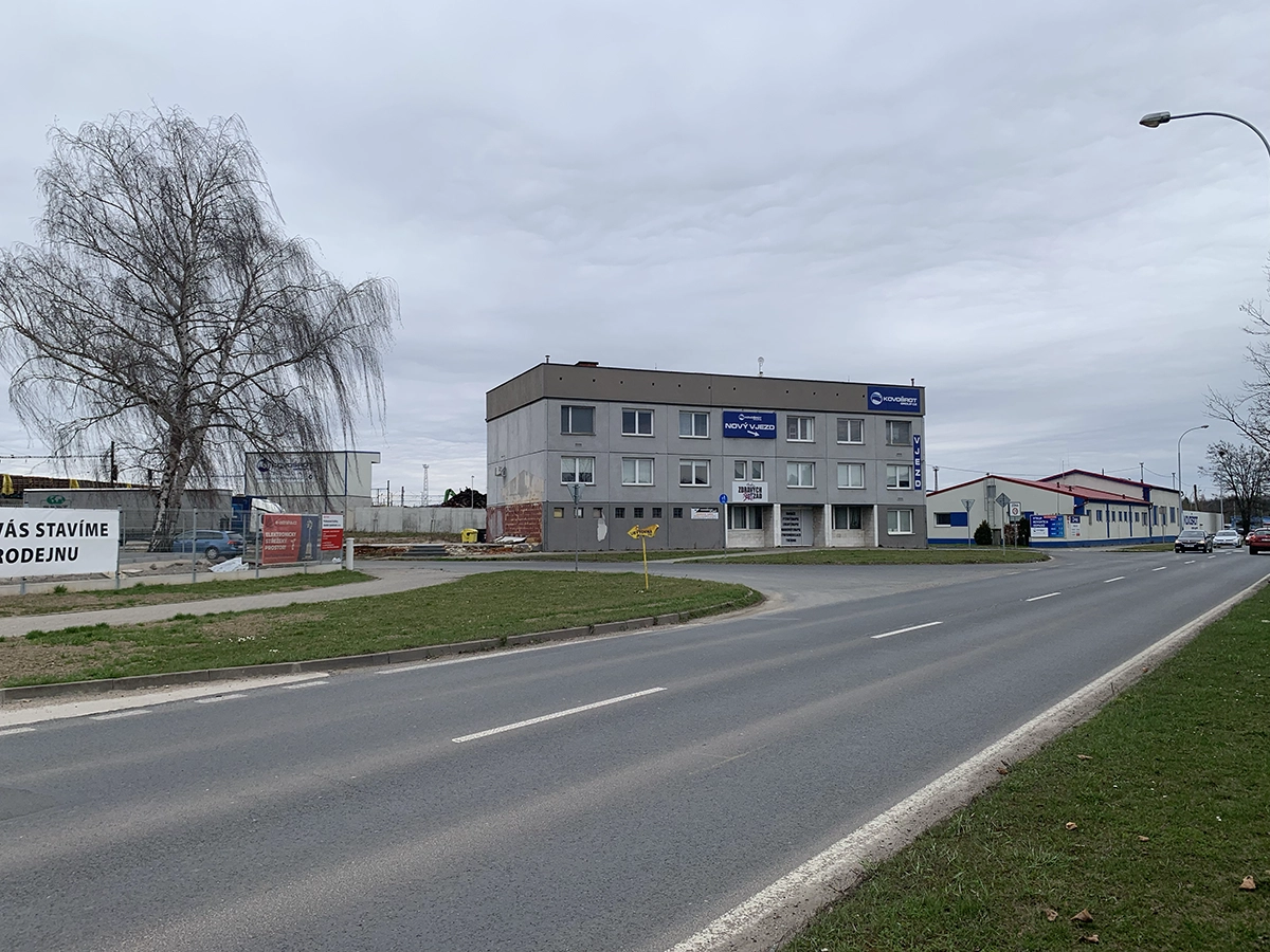 Jediné, co po bombardování zbylo z tehdy nejmodernějších městských jatek, byl vstupní dům s cedulí. Celá čtvrť zvaná Cikánka ležící hned vedle vlakového seřadiště, které bylo primárním cílem bombardování, byla srovnána se zemí. Dnešní Jateční ulice. (po)