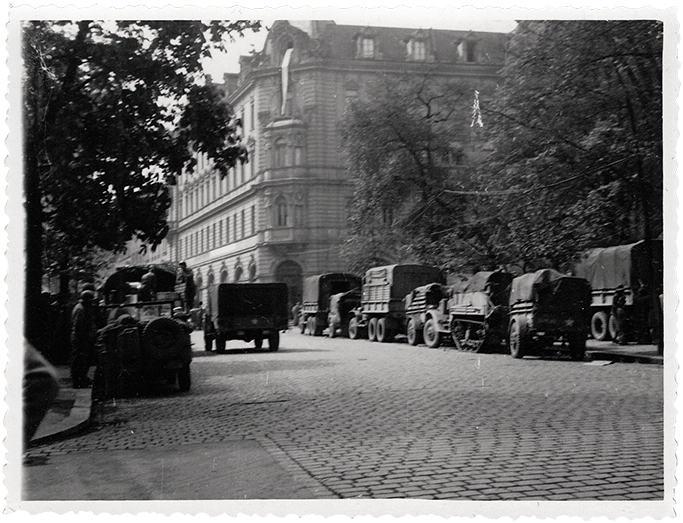 Bývalý grand hotel Smitka, dnešní Slovan. Prostranství sadů a pěší zóna U Branky bylo až do 80. let volně průjezdné pro auta. (před)
