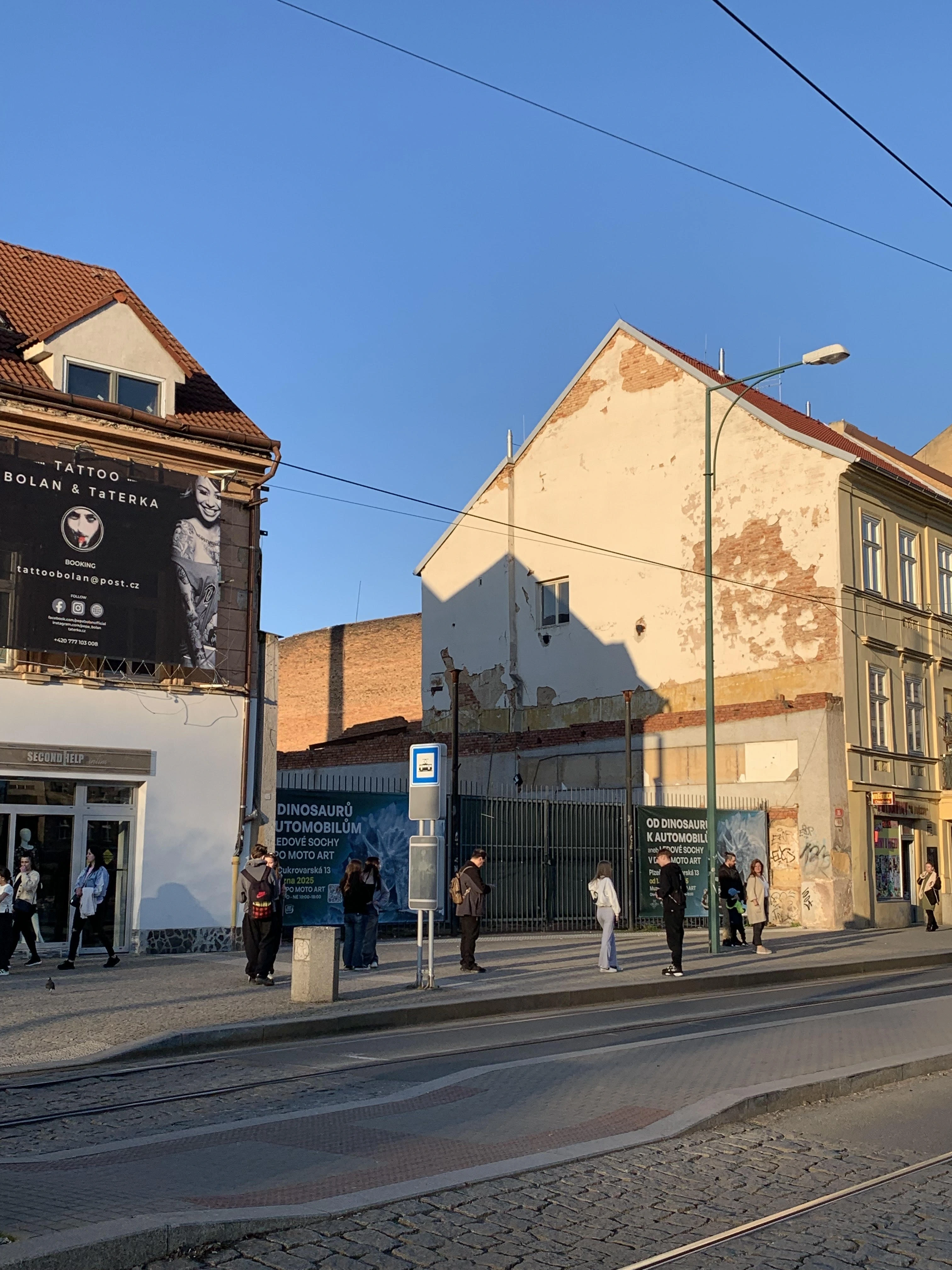 Bývalé kino Hvězda v Pražské ulici. Místo dnes vypadá téměř stejně, jako po zásahu spojeneckou bombou v roce 1945. (po)